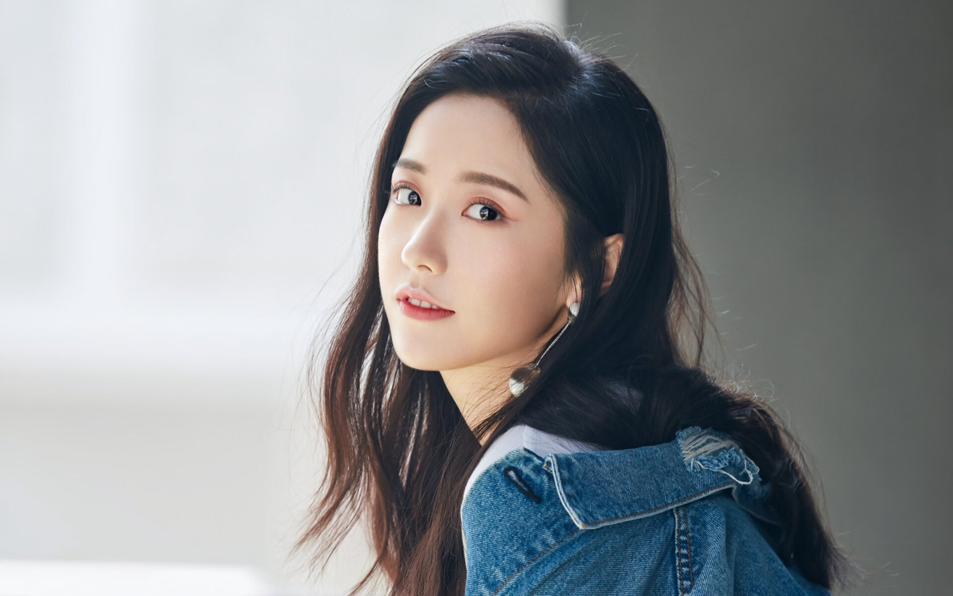 国家队主帅坦言期待年轻球员挑起大梁，国家队主力阵容