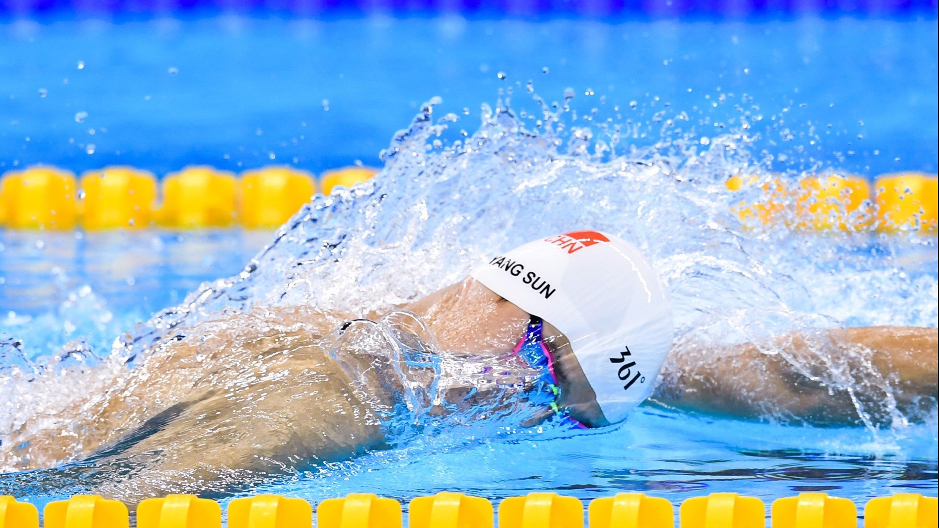 中学篮球注重团队合作精神塑造运动品格，篮球的合作精神